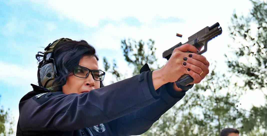 Yerli Lara Croft, karanlıkta hedefi 12'den vuruyor! Polis eğitmeni Nisa Aydın'ın müdahale teknikleri nefesleri kesiyor 24